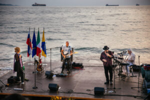 I musicisti con dietro il mare / Glasbeniki z morjem v ozadju