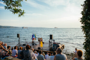 Il palco con dietro il mare