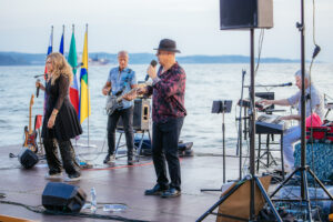 I musicisti con dietro il mare / Glasbeniki z morjem v ozadju