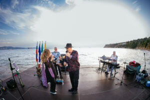I musicisti con dietro il mare / Glasbeniki z morjem v ozadju
