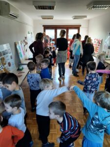 Ragazzi guardano i lavori-Otroci si ogledujejo dela