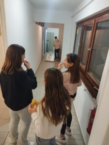 I ragazzi giocano al Štrbink-Otroci igrajo Štrbunk