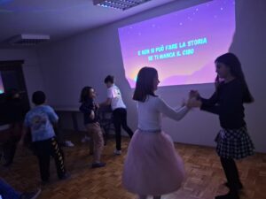 I ragazzi cantano e ballano-Otroci pojejeo in plešejo