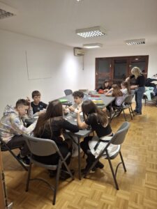 I ragazzi giocano a carte-Otroci igrajo karte