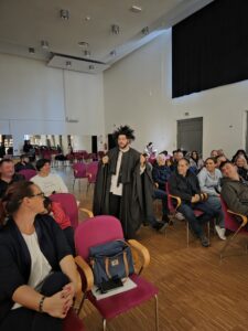 Un attore scende tra il pubblico / Igralec med občinstvom