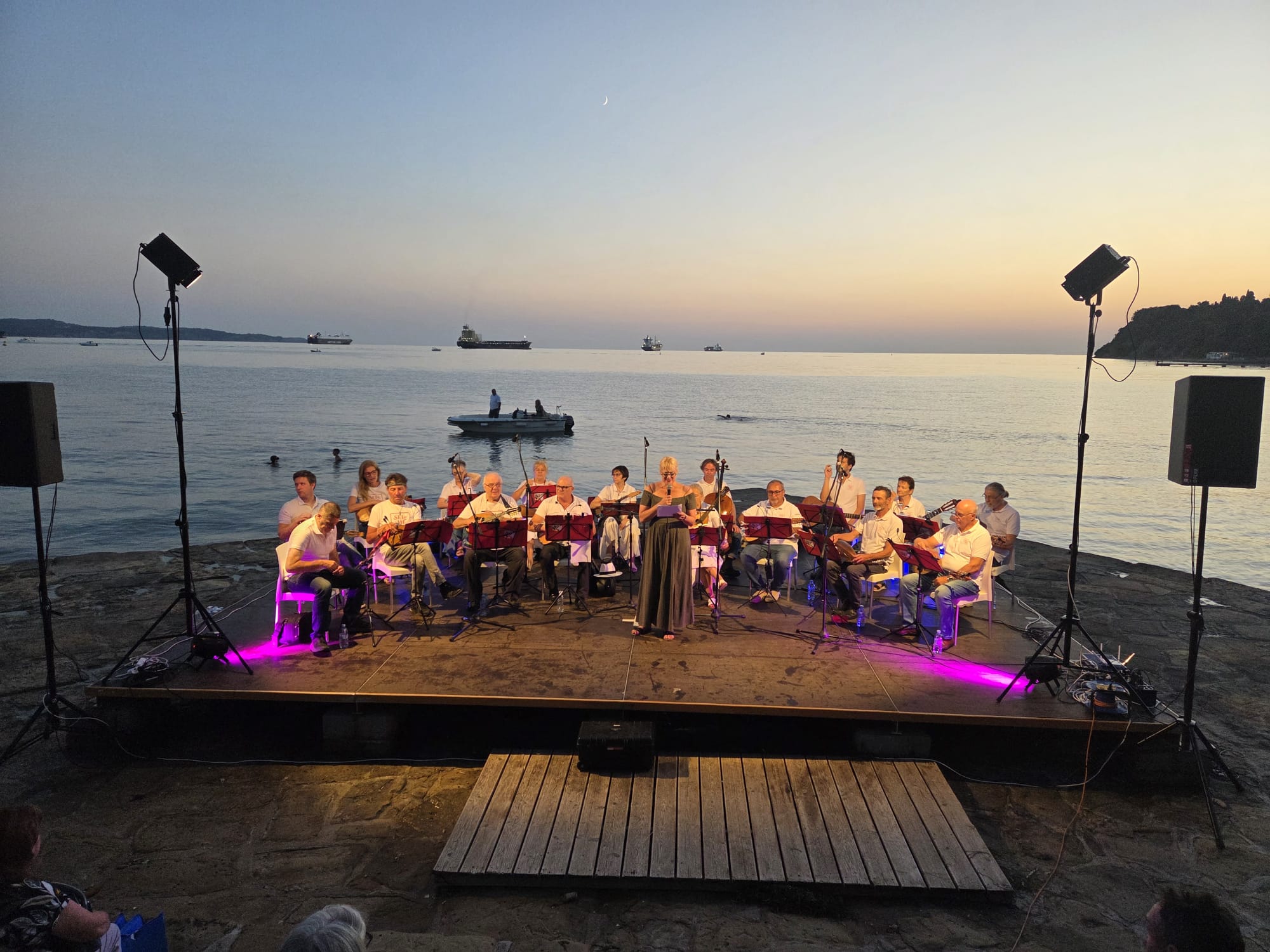 La presidente della CAN apre il concerto / Predsednica SSIN odpre koncert