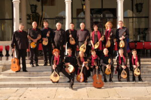 Foto di gruppo dei mandolinisti / Skupinska slika mandolinistov