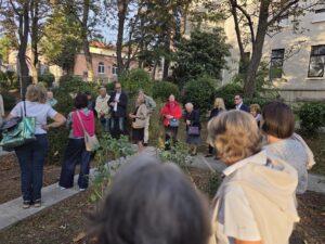 L'evento e' iniziato con la visita al roseto/Dogodek se je začel z ogledom rožnega vrta.