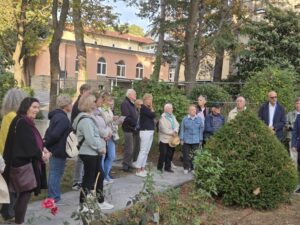L'evento e' iniziato con la visita al roseto/Dogodek se je začel z ogledom rožnega vrta.